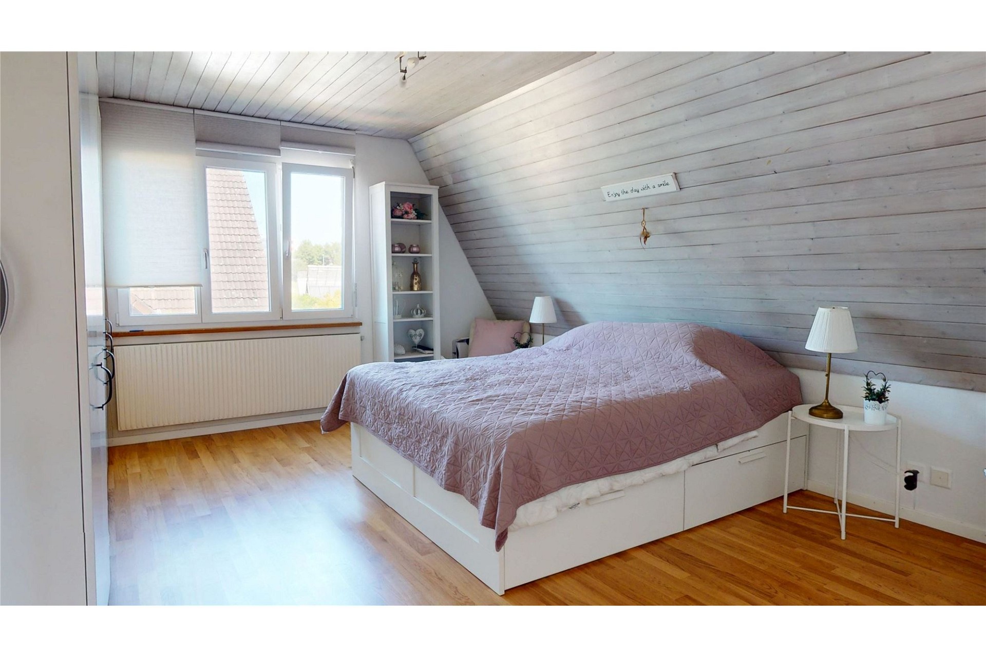 Helles Schlafzimmer unter der Dachschräge