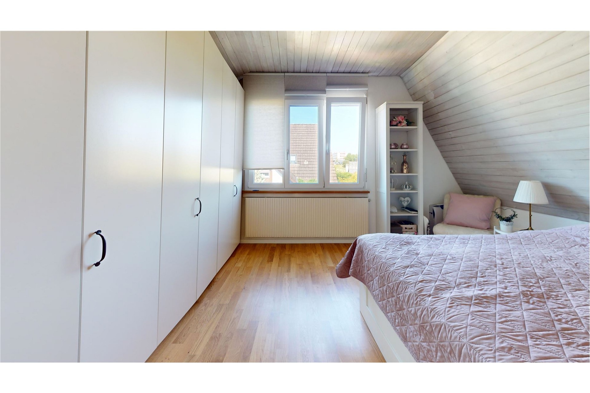 Helles Dachgeschoss-Schlafzimmer