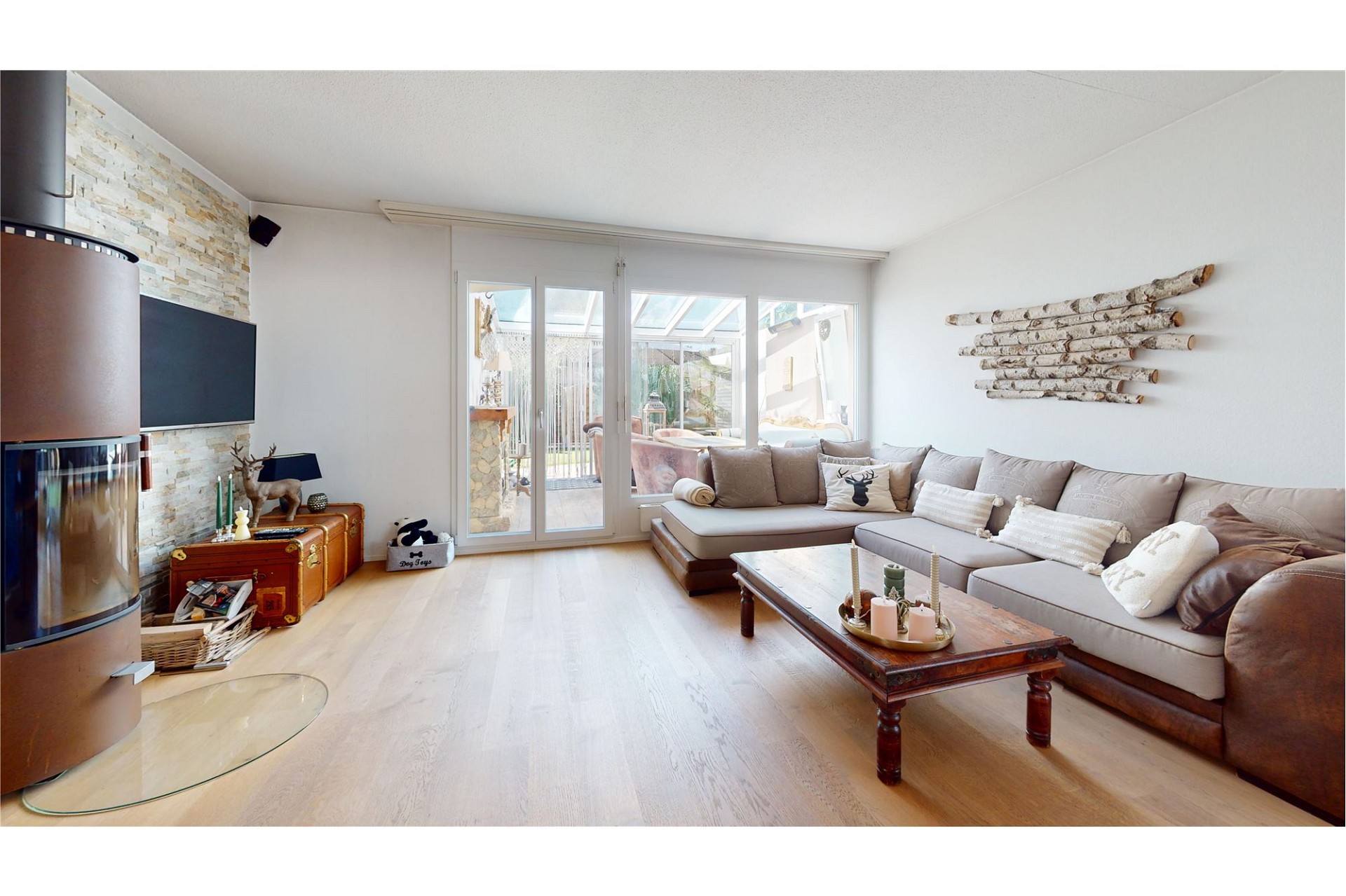 Helles Wohnzimmer mit Terrassenzugang