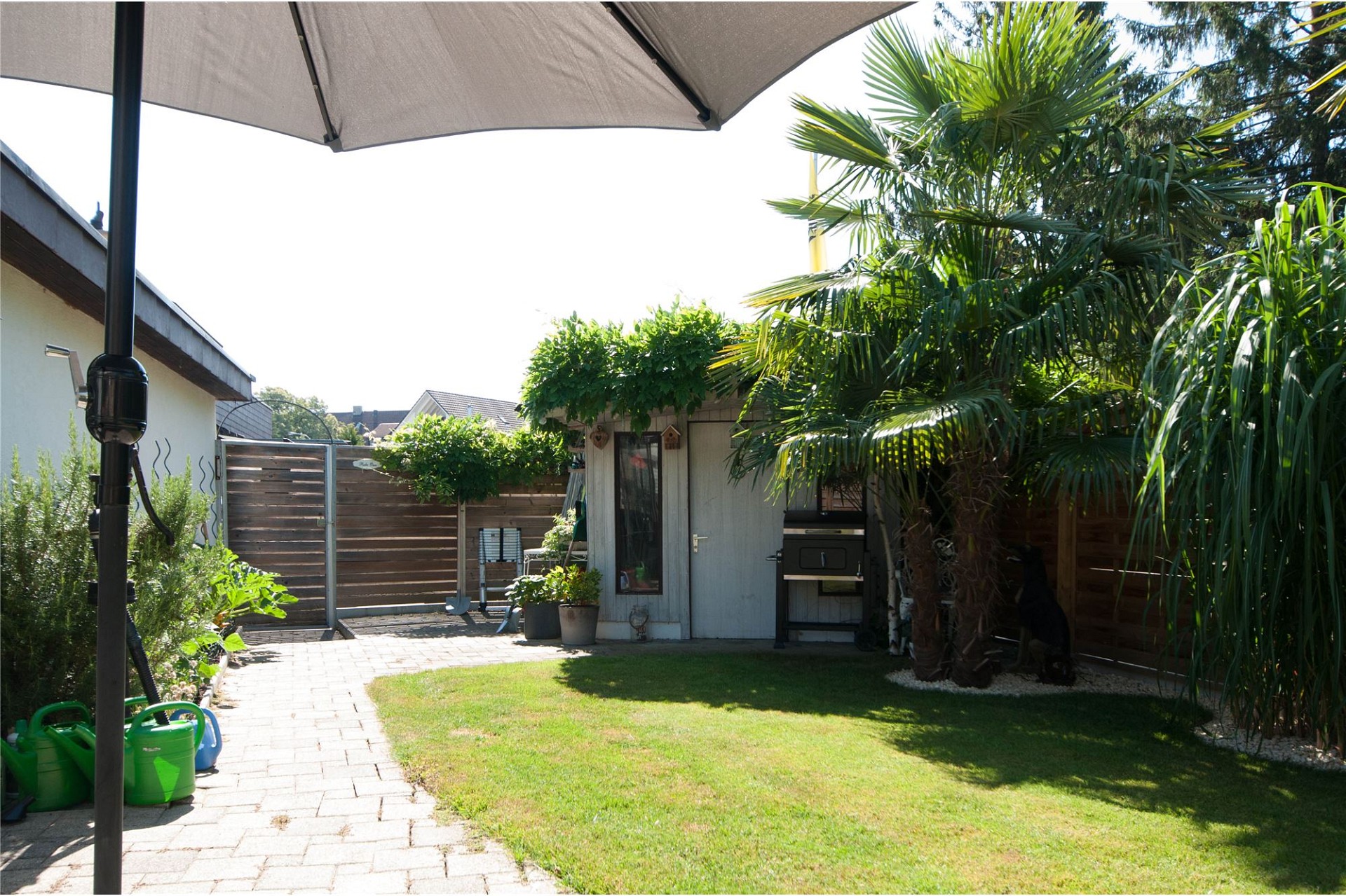 Garten mit Terrasse und Schuppen