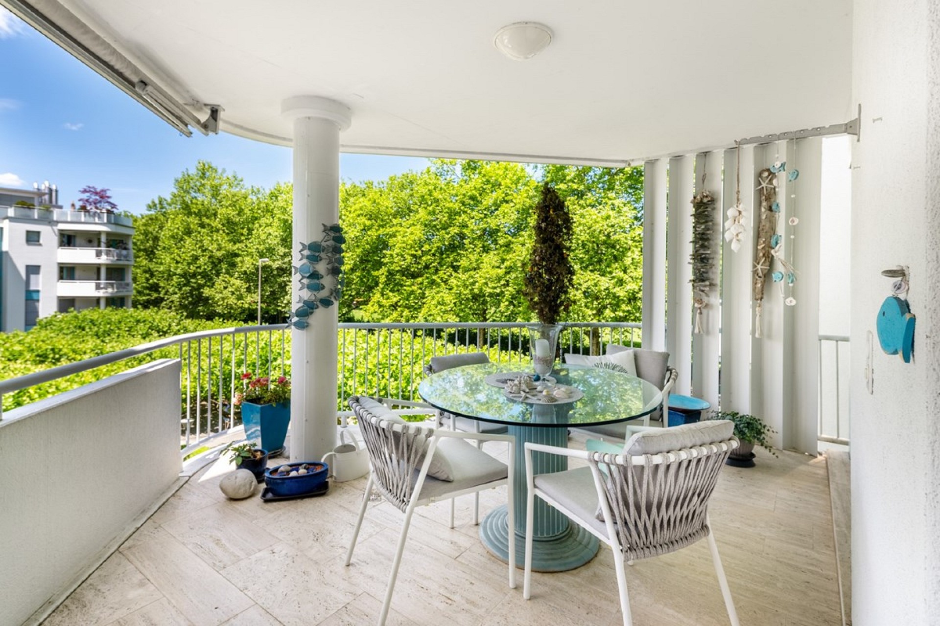 Überdachter Balkon mit Meer- bzw. Grünblick-Atmosphäre
