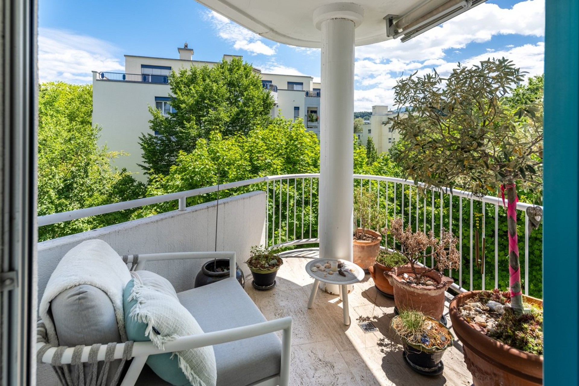 Balkon mit Sitzplatz und Pflanzen