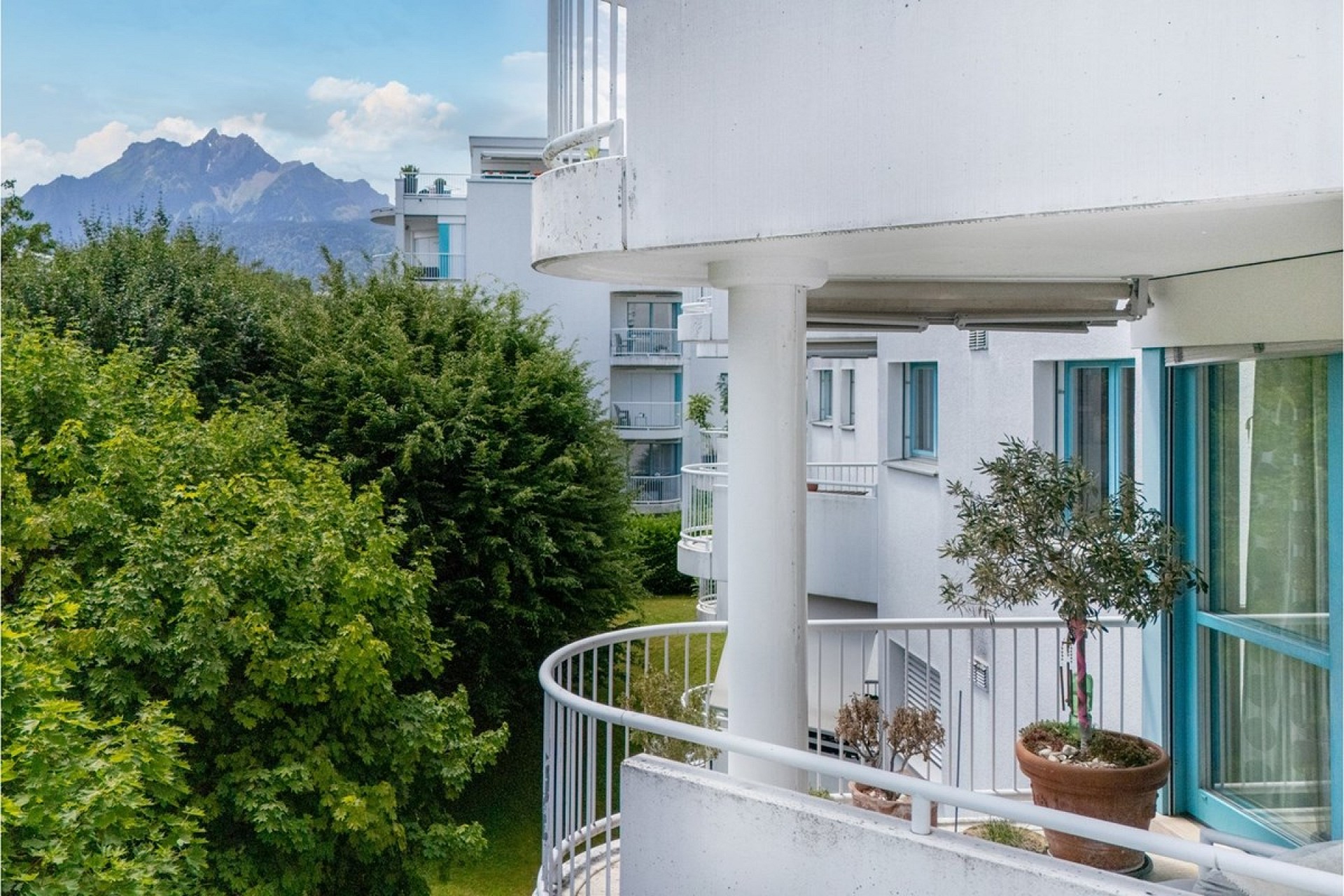 Balkon mit Bergblick