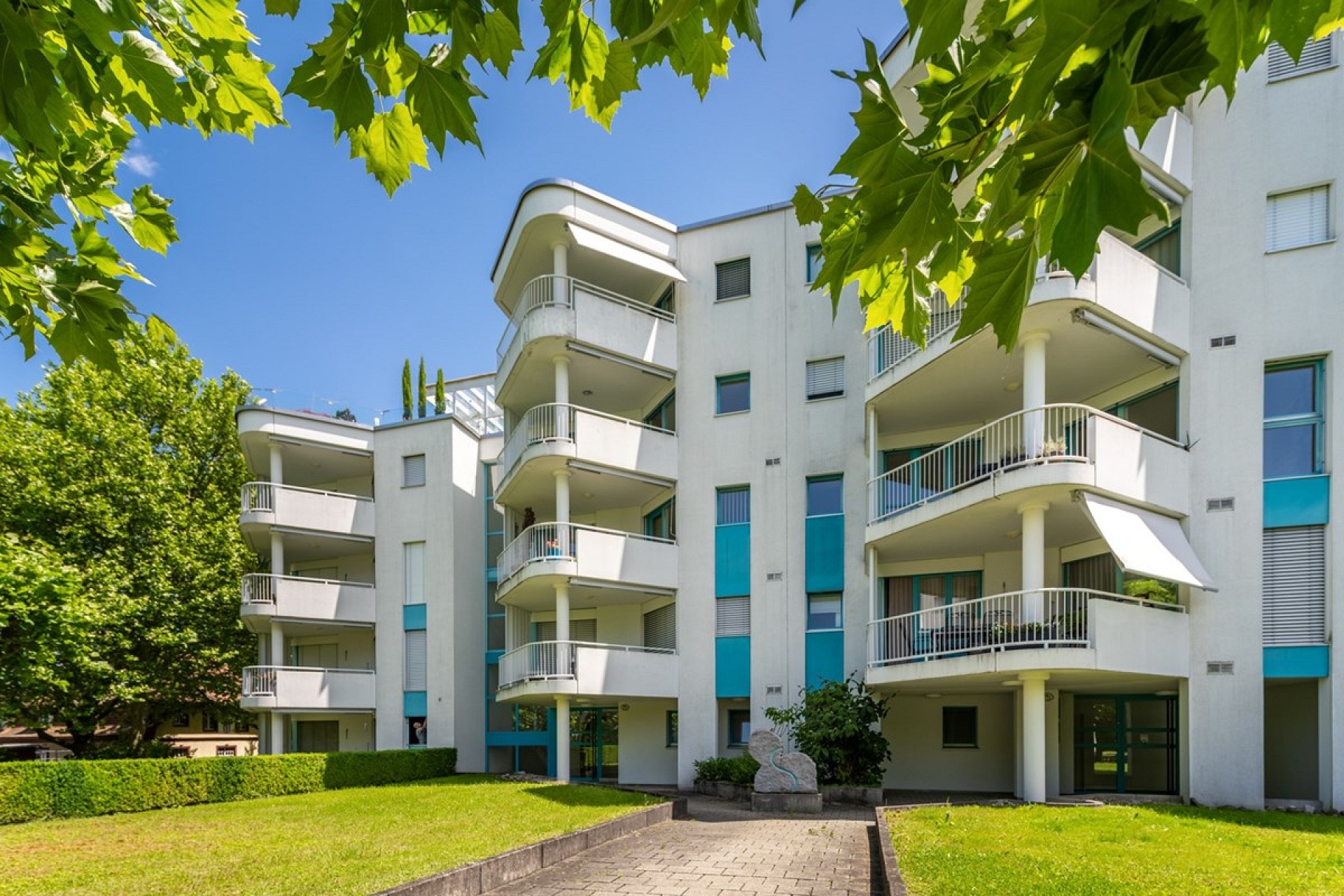 Moderne Wohnanlage mit Balkonen