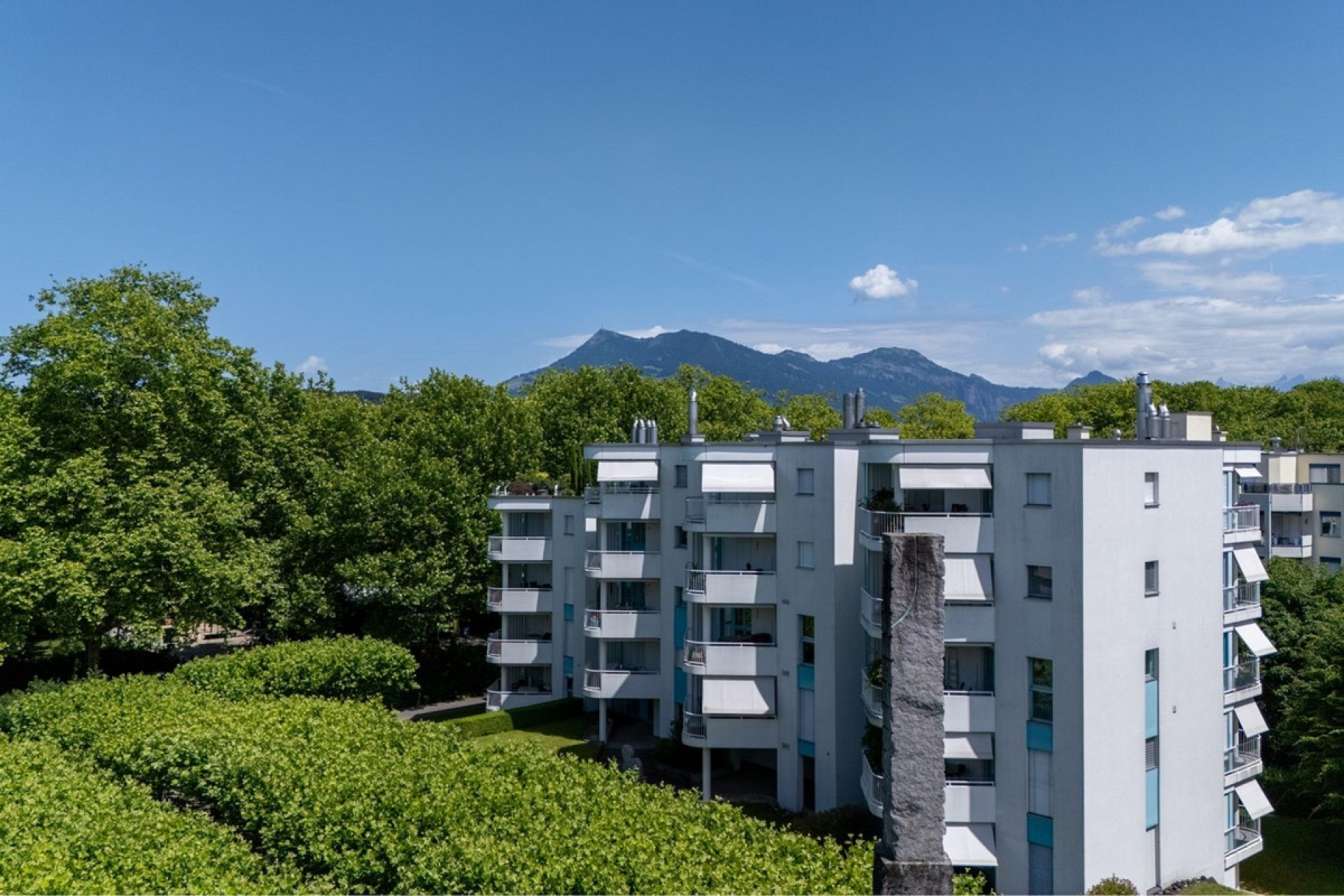 Mehrfamilienhaus mit Bergblick