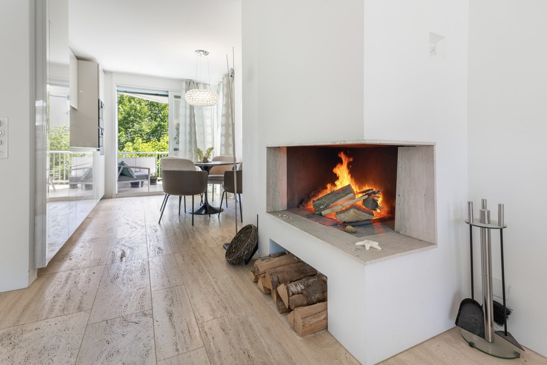 Modernes Wohnzimmer mit Kamin und Essbereich