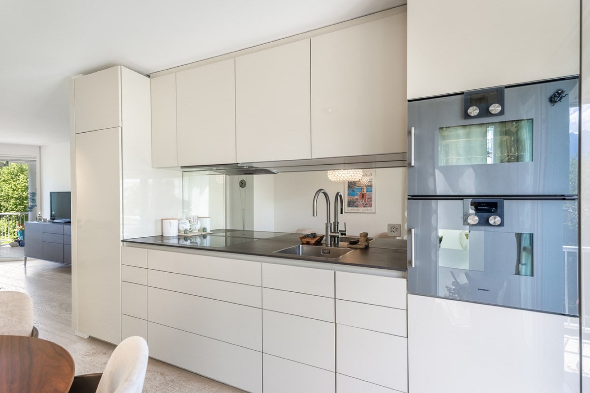 Moderne Einbauküche mit Gerätewand