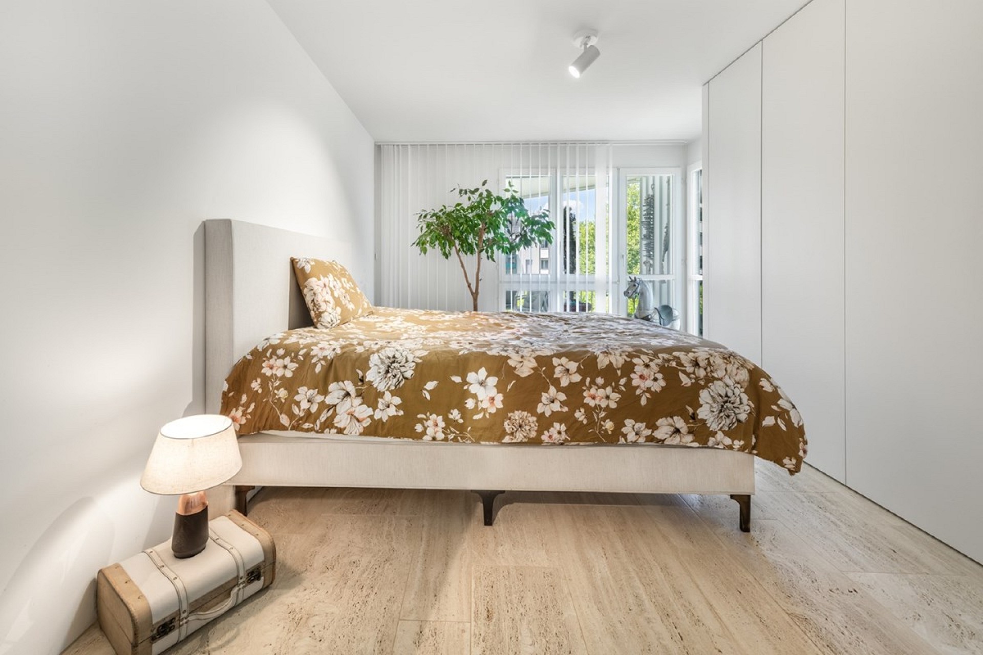 Helles Schlafzimmer mit Bett und Kleiderschrank