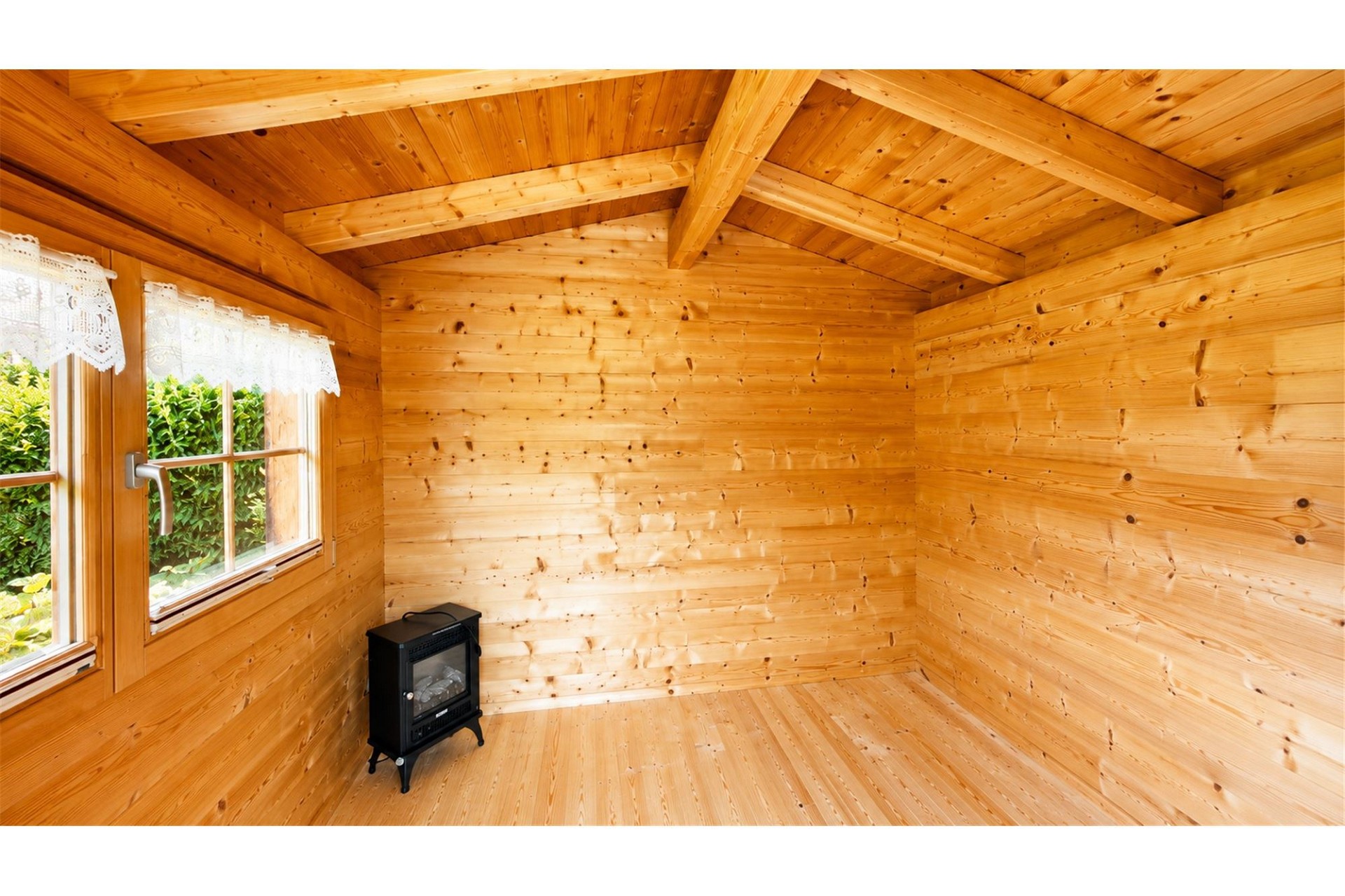 Holzverkleideter Raum mit kleinem Ofen