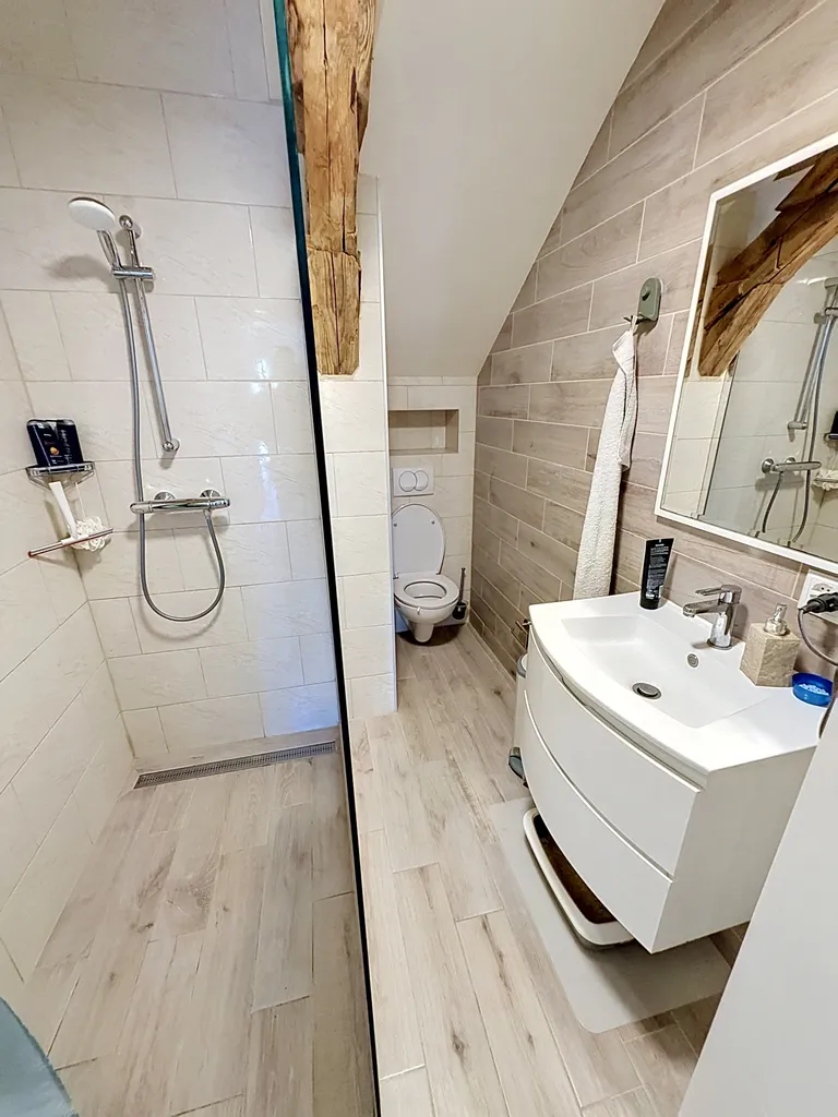 Modernes Dachbad mit Dusche, Waschtisch und WC