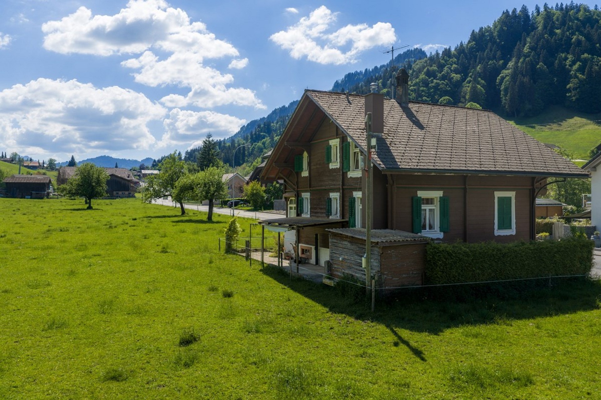 Alpines Holzhaus im Grünen