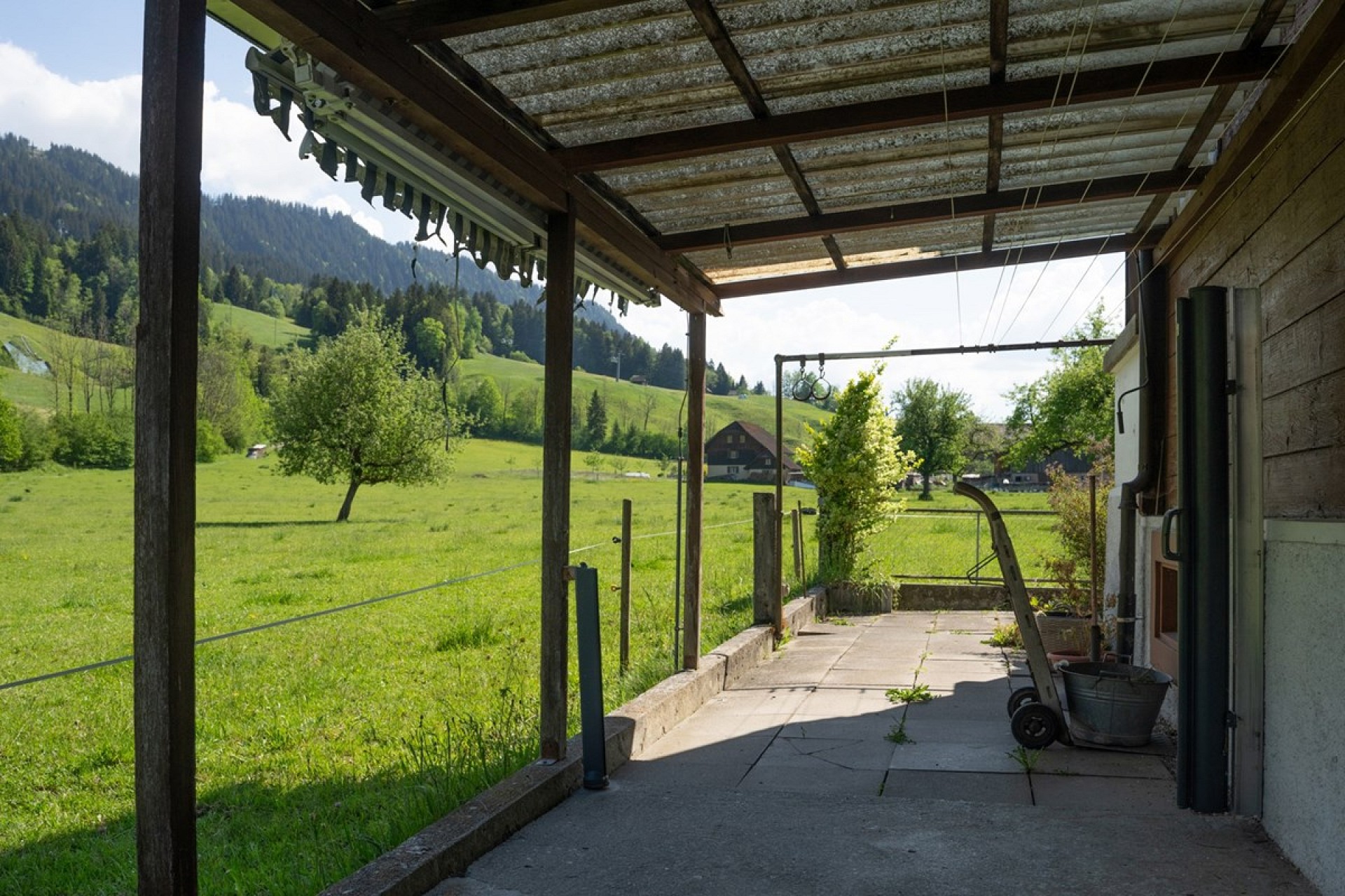 Überdachte Terrasse mit Berg- und Wiesenblick