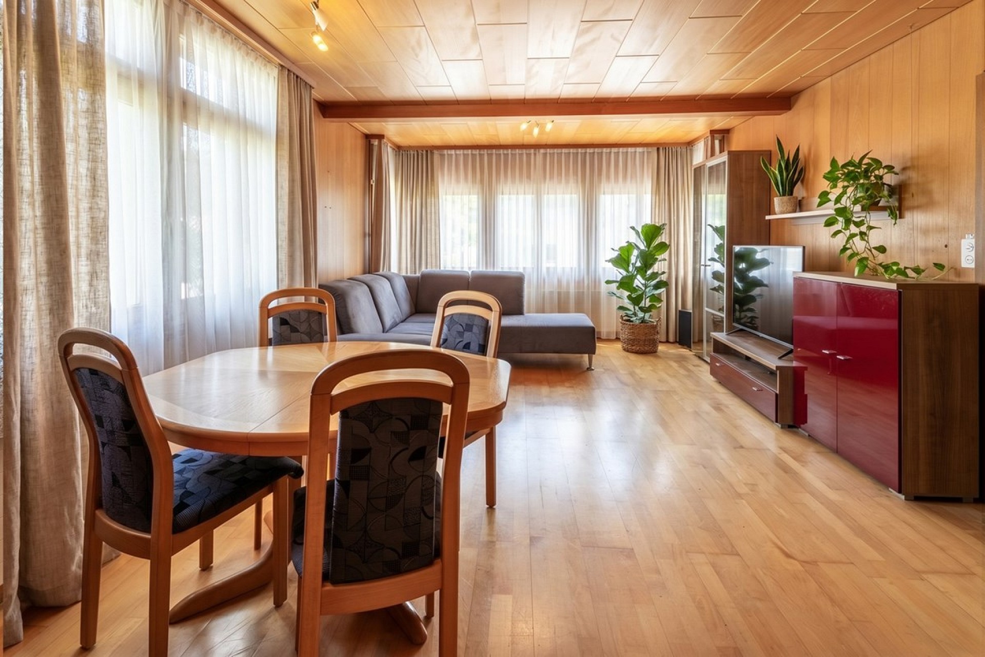 Wohn- und Essbereich mit viel Holz