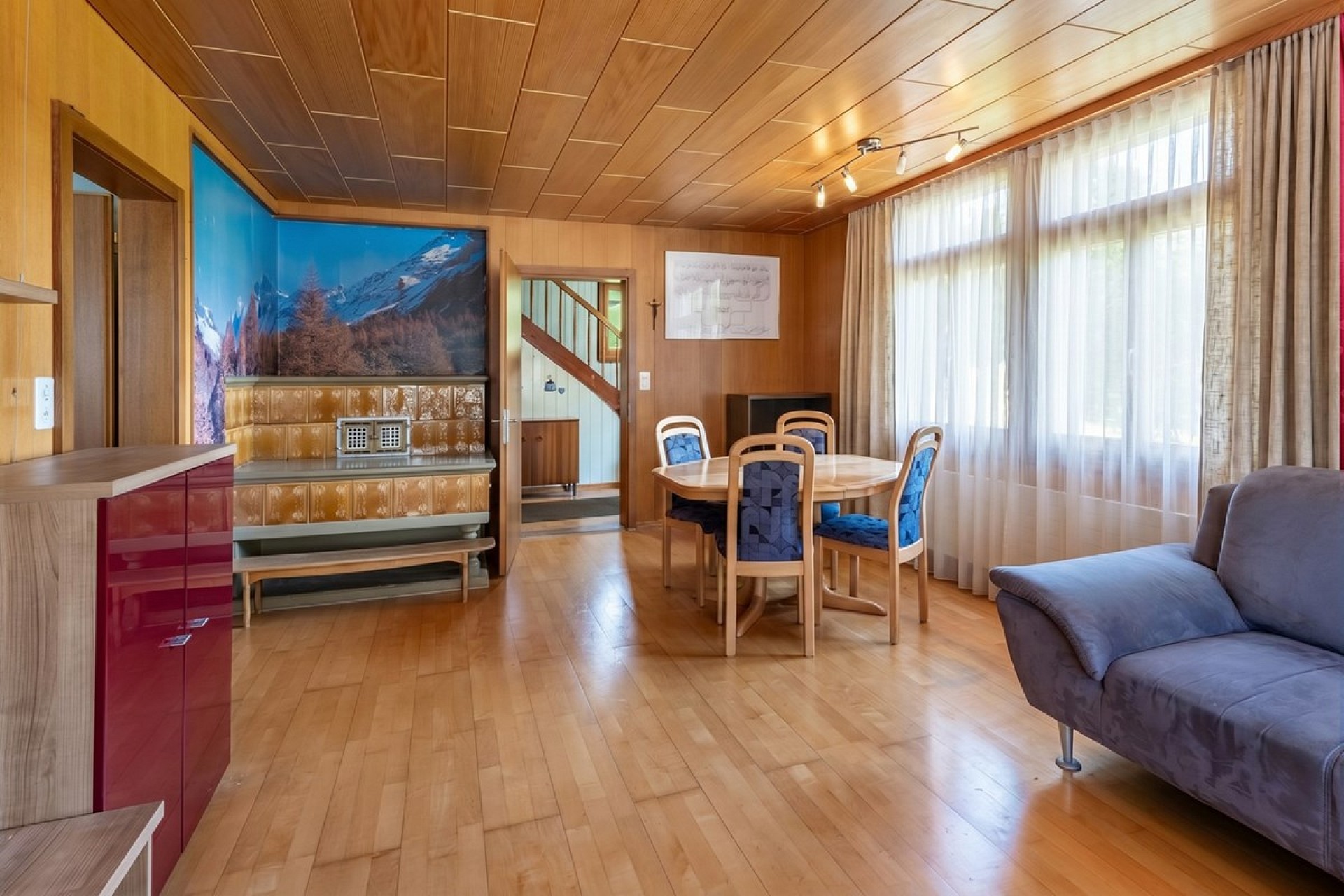 Wohnzimmer mit Essbereich und Holzverkleidung