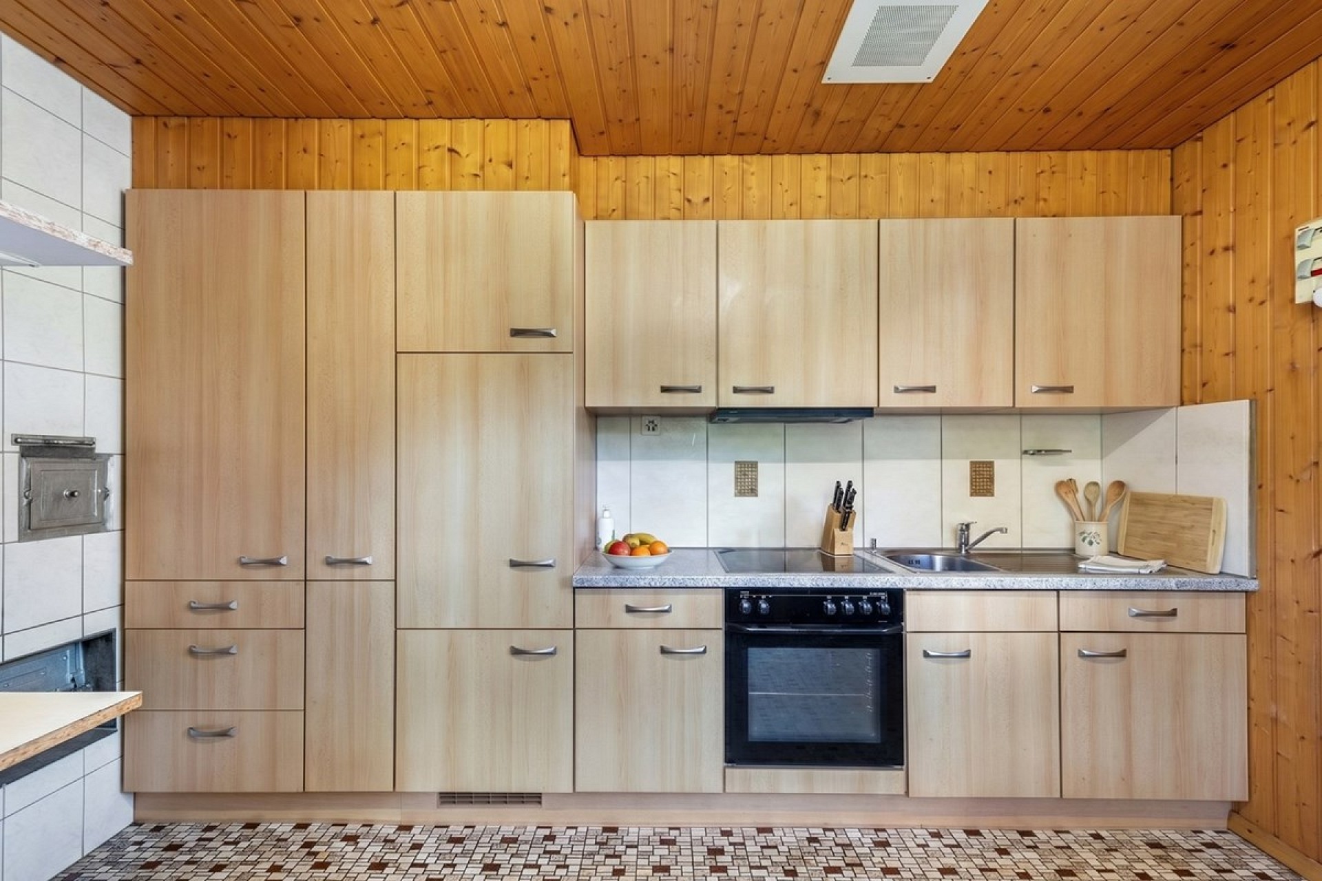 Kleine Küche mit Holzverkleidung
