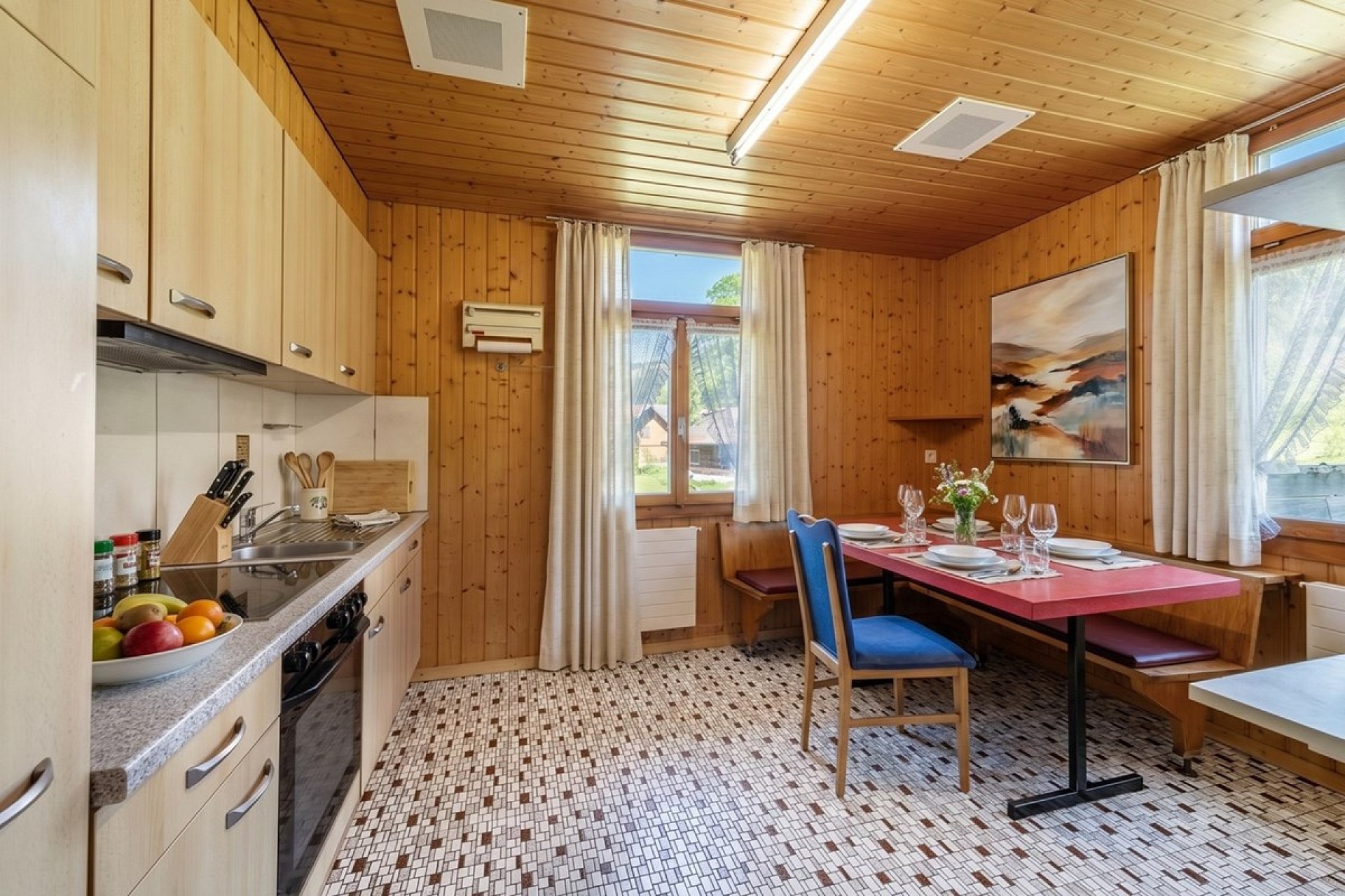 Gemütliche Holz-Küche mit Essbereich