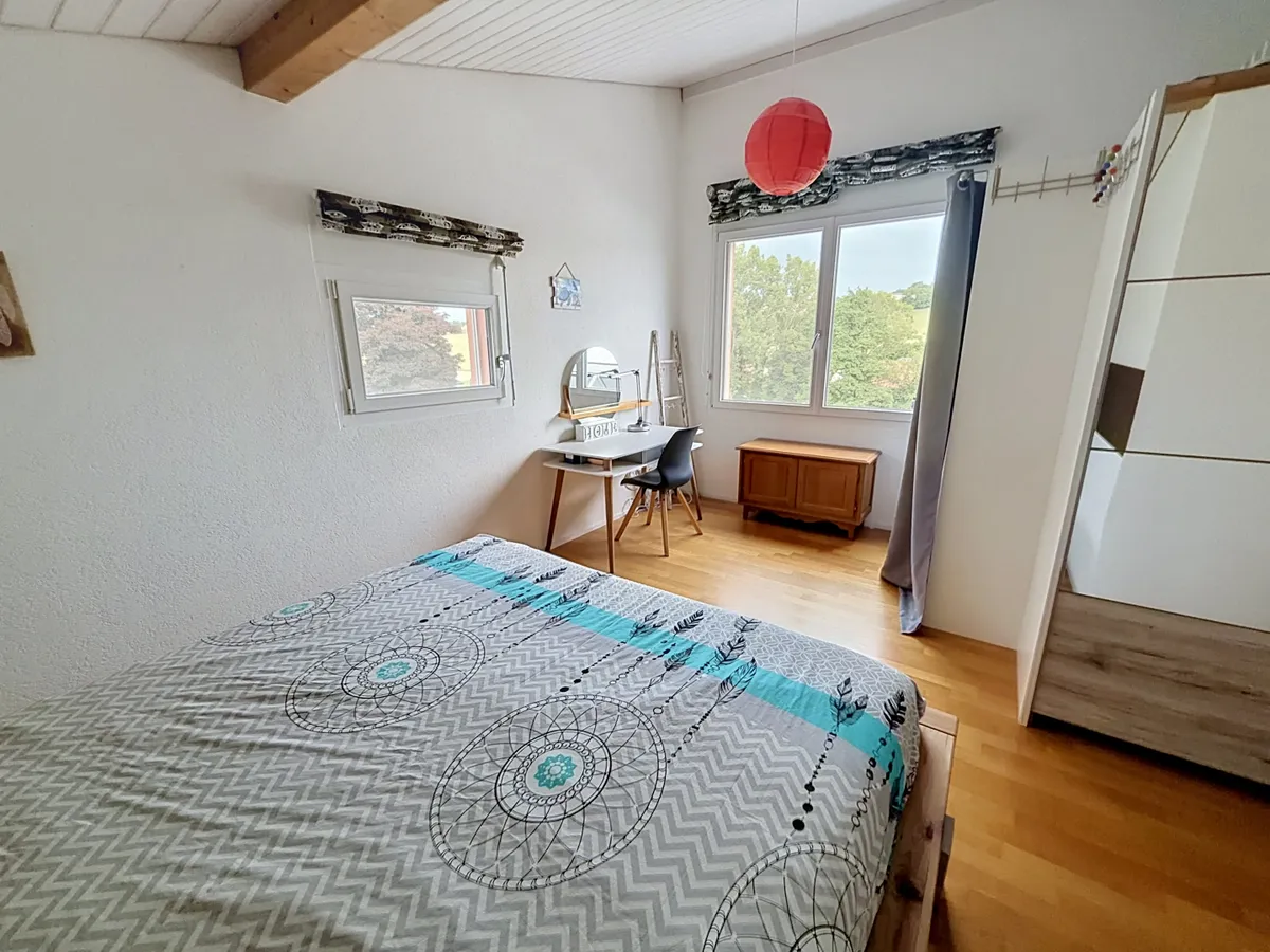 Helles Schlafzimmer mit Arbeitsplatz
