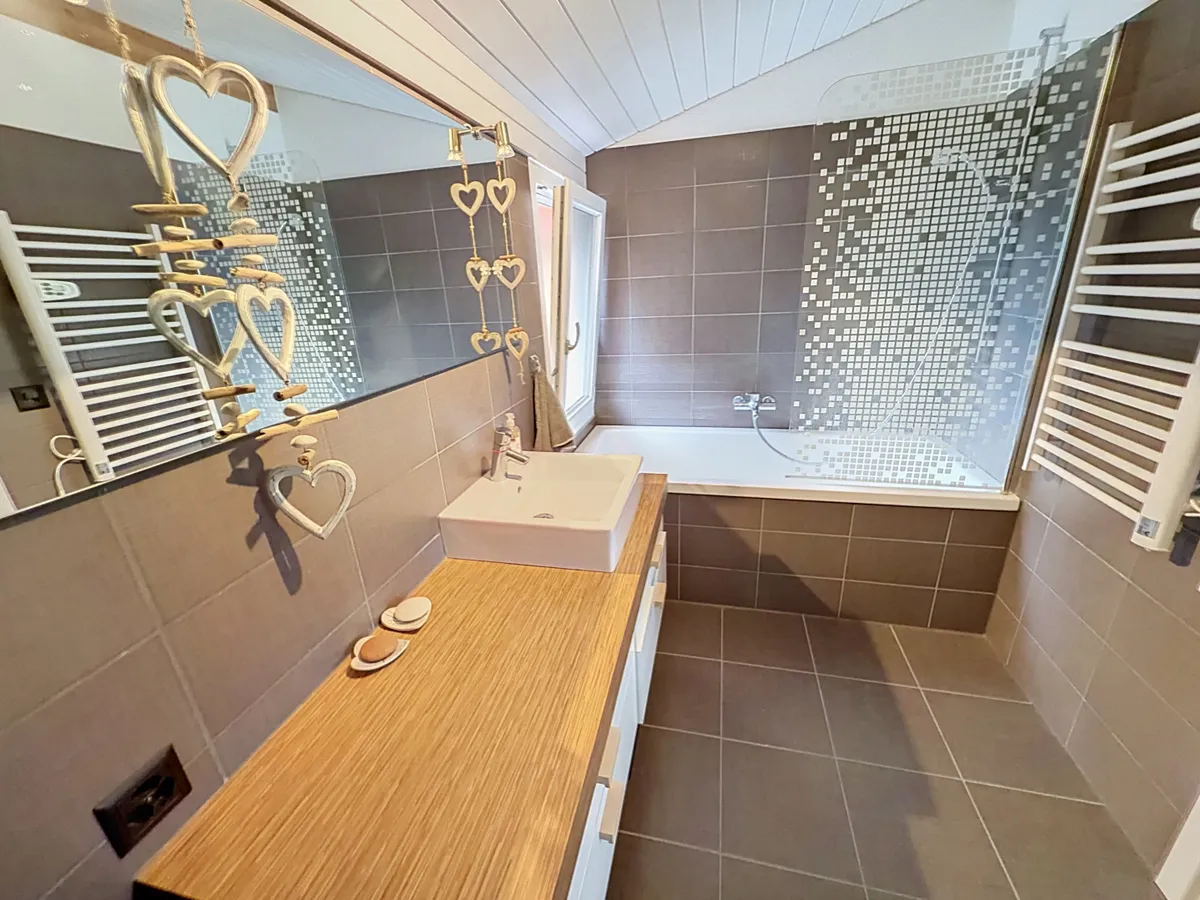 Modernes Badezimmer mit Badewanne und Doppelwaschplatz