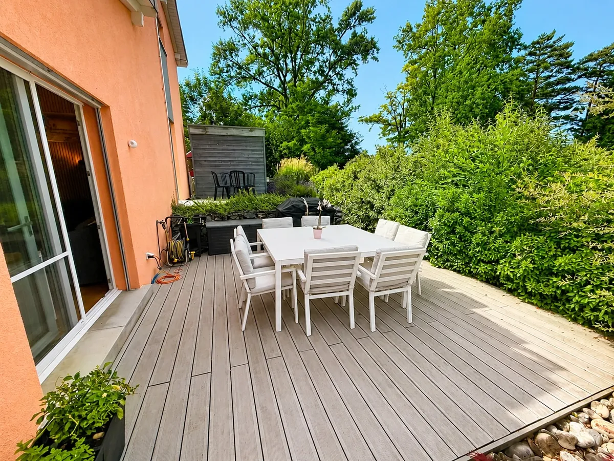 Terrasse mit Essbereich im Grünen