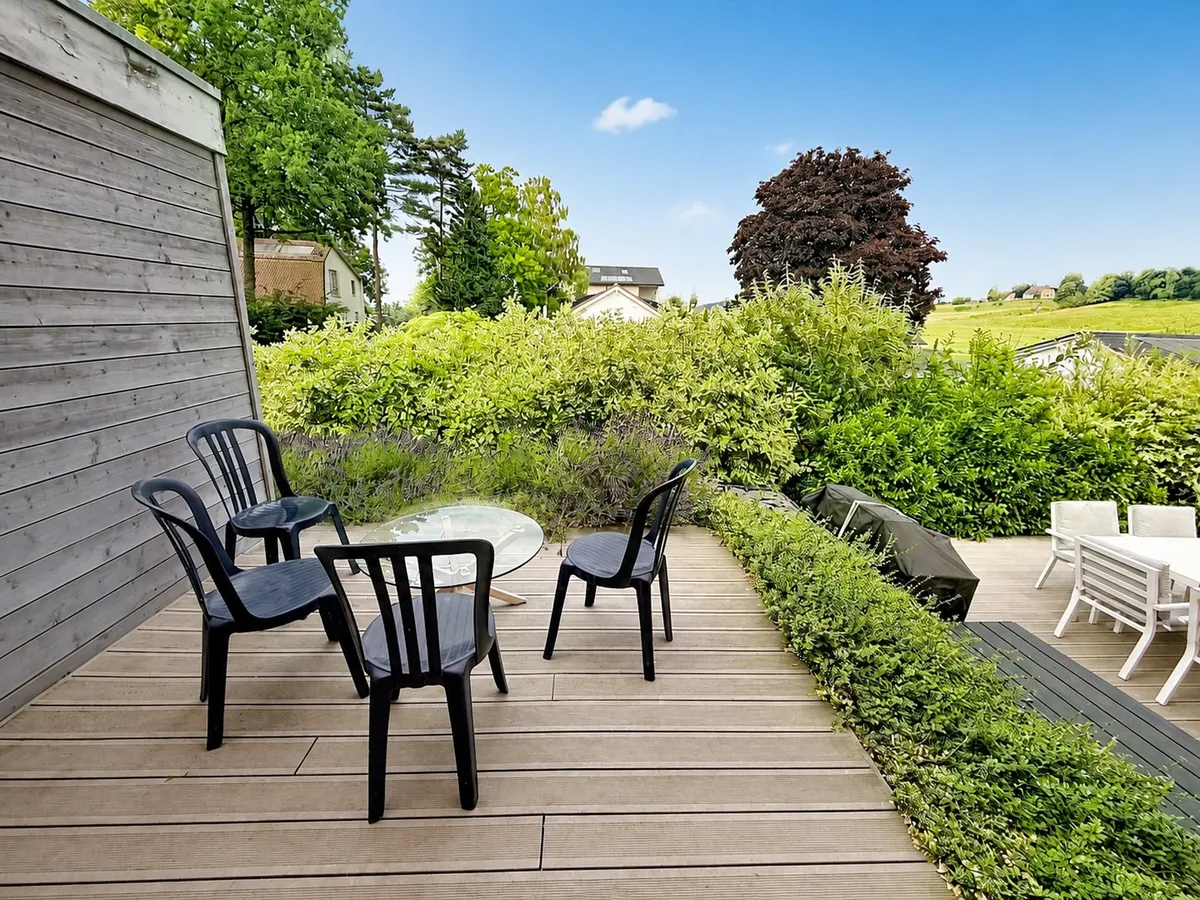 Terrasse mit Gartenmöbeln und weitem Grünblick
