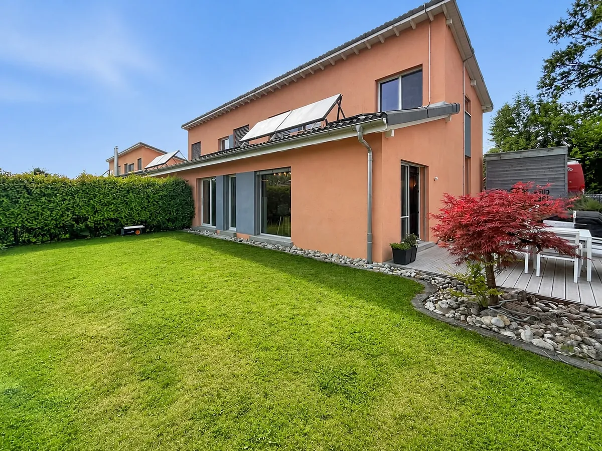 Modernes Einfamilienhaus mit Garten