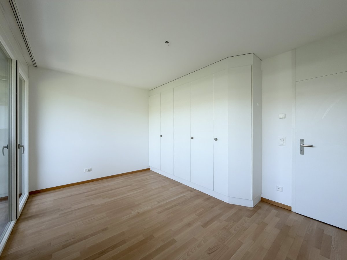 Helles, leeres Schlafzimmer mit Einbauschrank