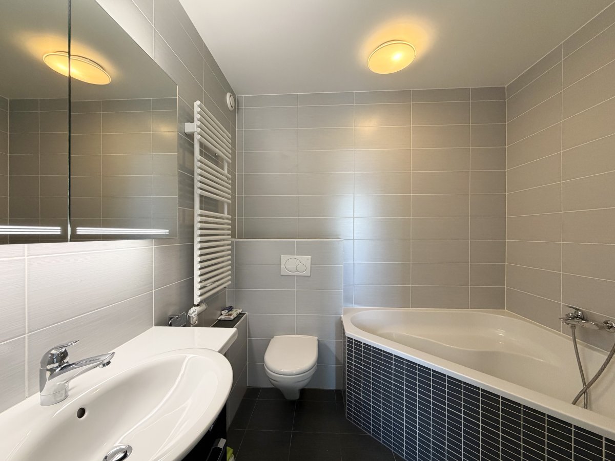 Modernes Badezimmer mit Wanne und Waschbecken