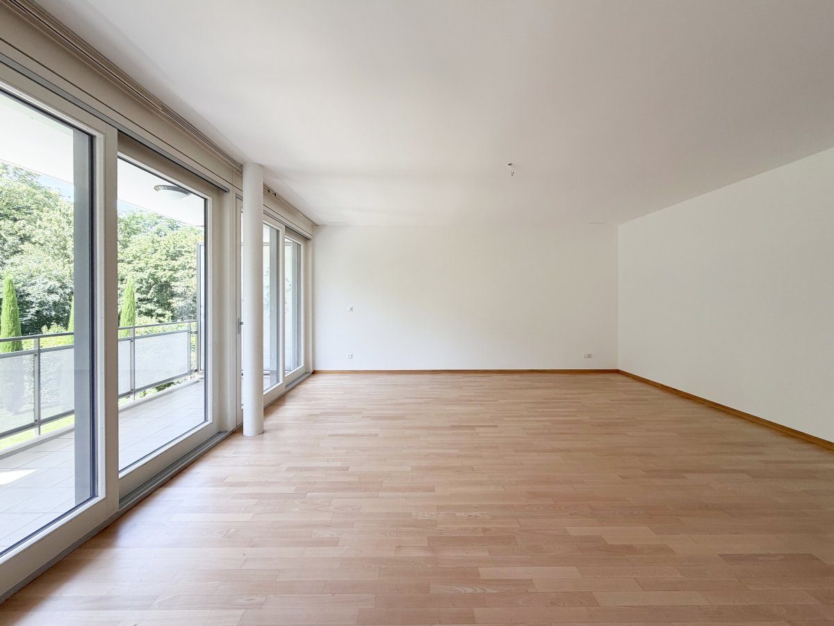 Heller leerer Wohnraum mit Balkon