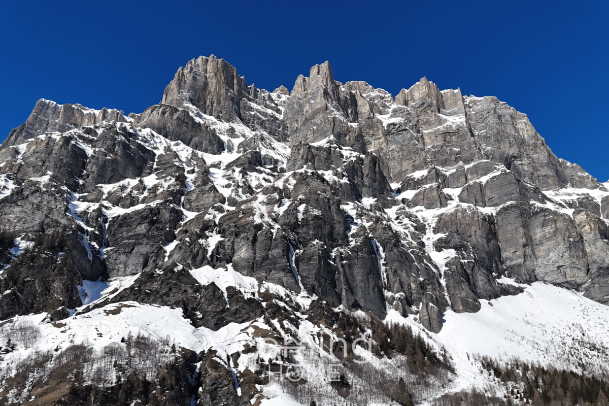 Bergmassiv mit Schnee und Felswänden