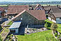 Dachlandschaft mit Solarpaneelen