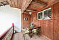 Überdachter Balkon mit Holzverkleidung