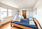 Helles Schlafzimmer mit Meerblick