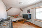 Helles Schlafzimmer mit Schreibtisch und Dachfenster