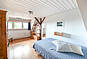 Helles Schlafzimmer mit Meerblick