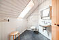 Helles, modernes Schlafzimmer mit Dachfenster