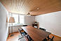 Modernes Wohnzimmer mit Holzdecke