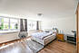 Helles Schlafzimmer mit zwei Betten