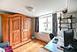 Helles Schlafzimmer mit Holzmöbeln