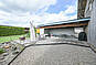 Außenansicht einer Garagenzufahrt