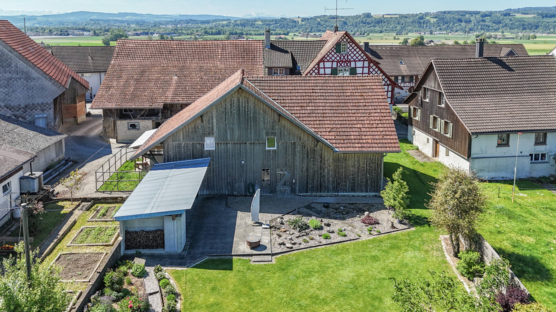 Ländlicher Hof mit großzügigem Garten und Blick über die Felder