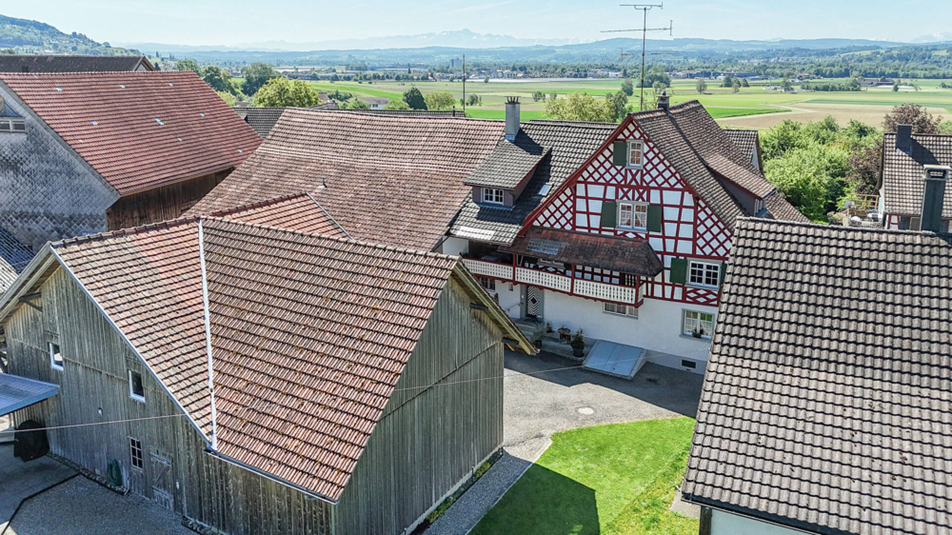 Dorfansicht mit Fachwerkhaus und Scheunen aus der Luft