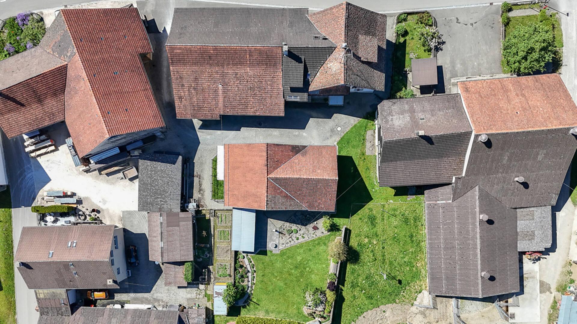 Luftaufnahme eines Wohnquartiers mit Höfen und Satteldächern