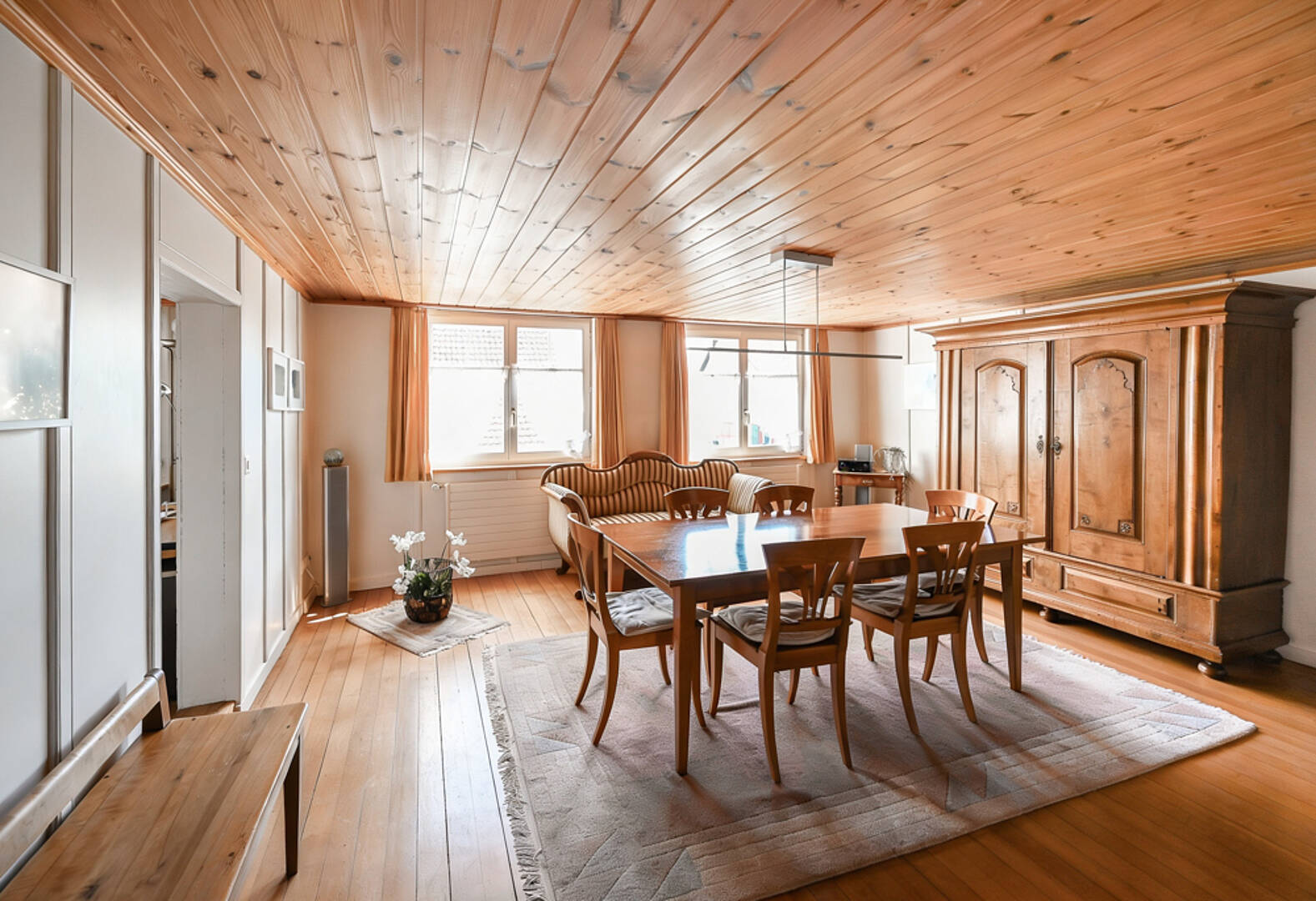 Gemütliches Esszimmer mit Holzdecke