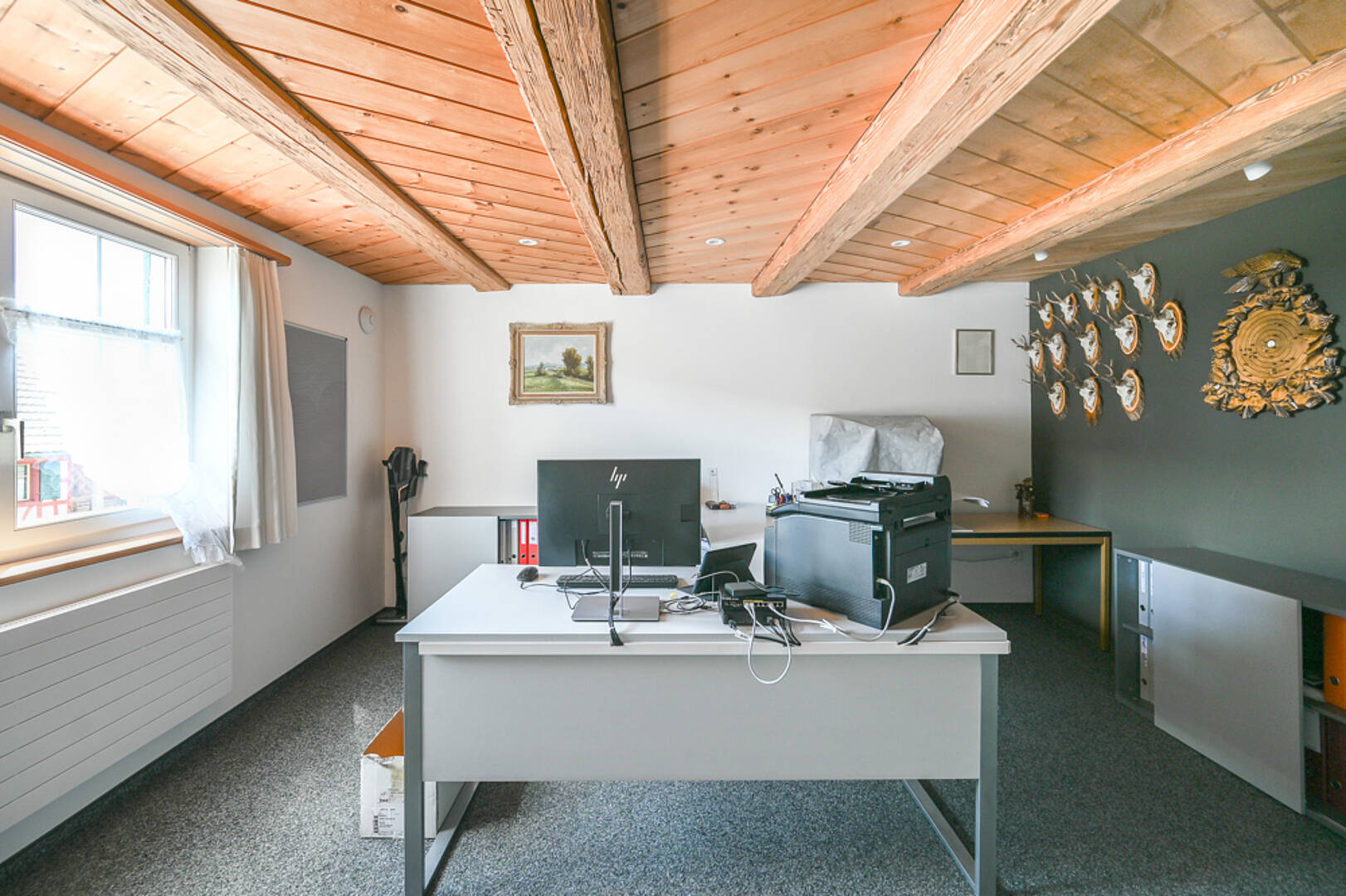 Büro im Dachgeschoss mit Holzdecke