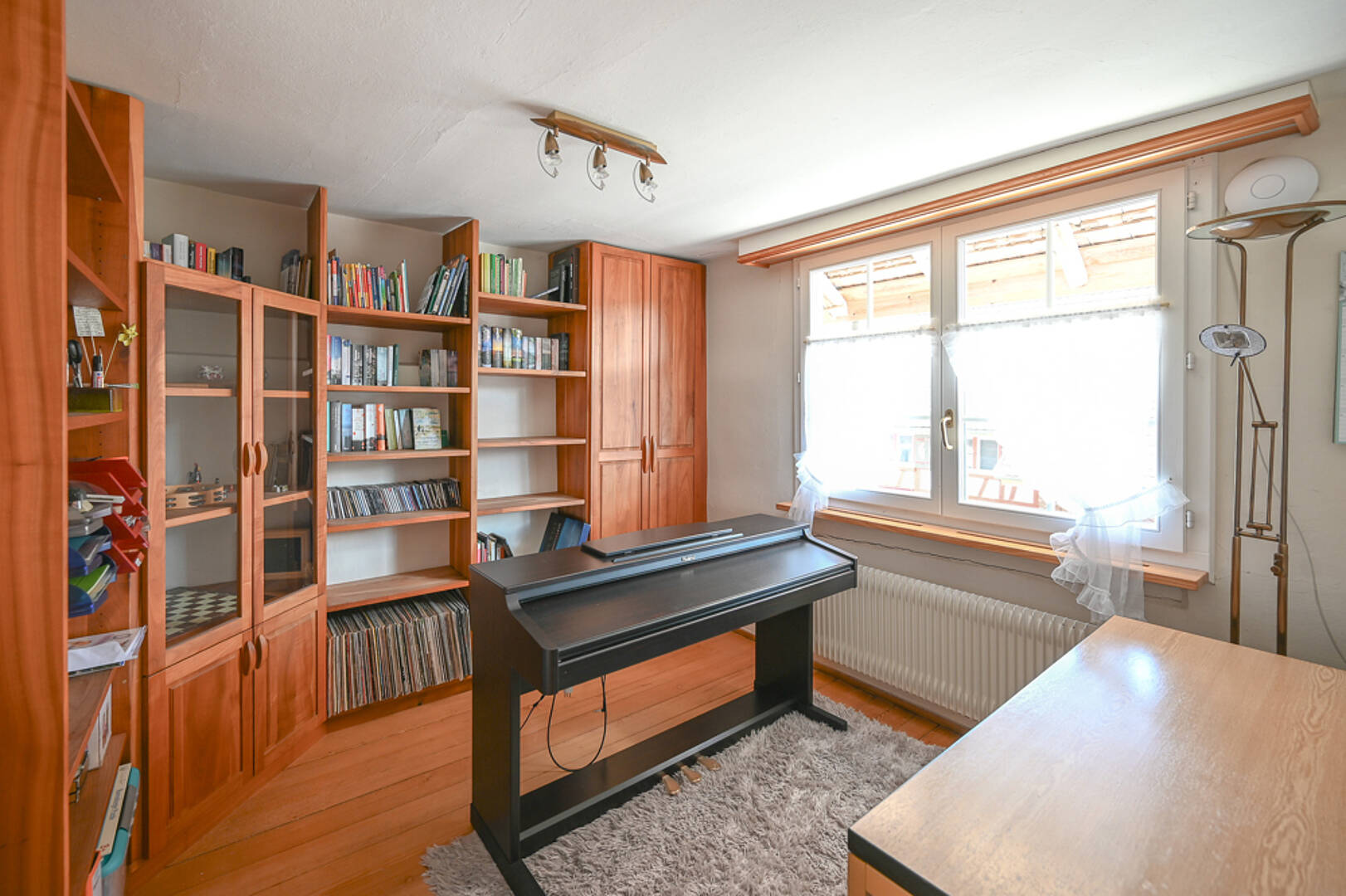 Musikzimmer mit Bücherregalen