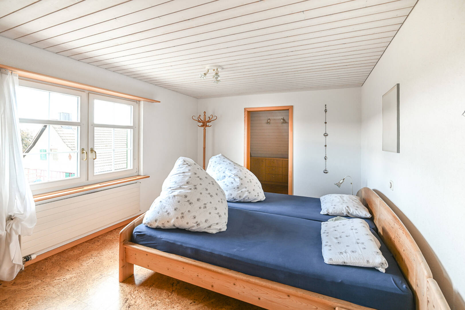 Helles Schlafzimmer mit zwei Einzelbetten