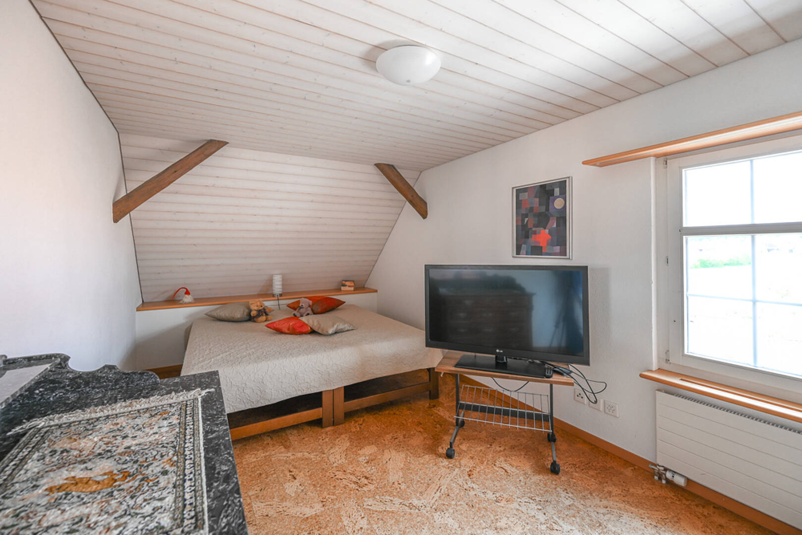 Dachgeschoss-Schlafzimmer mit TV