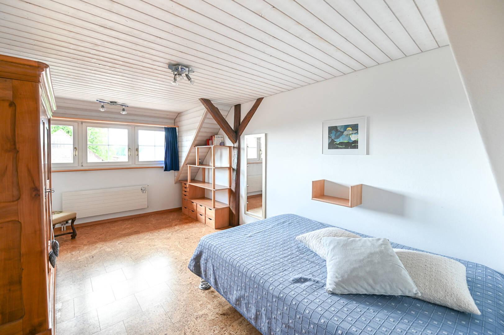 Helles Schlafzimmer mit Holzdecke