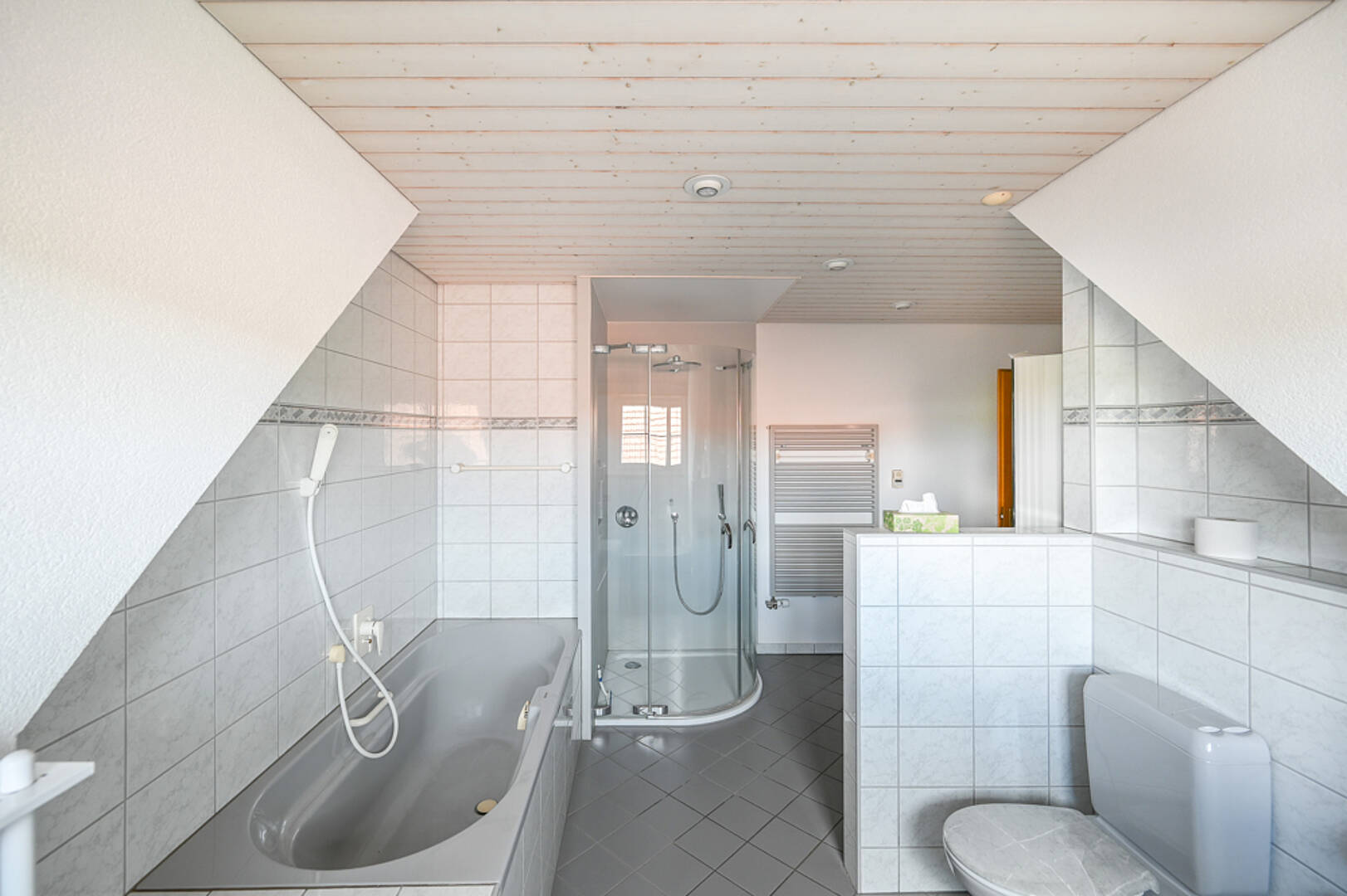 Badezimmer mit Badewanne und Dusche