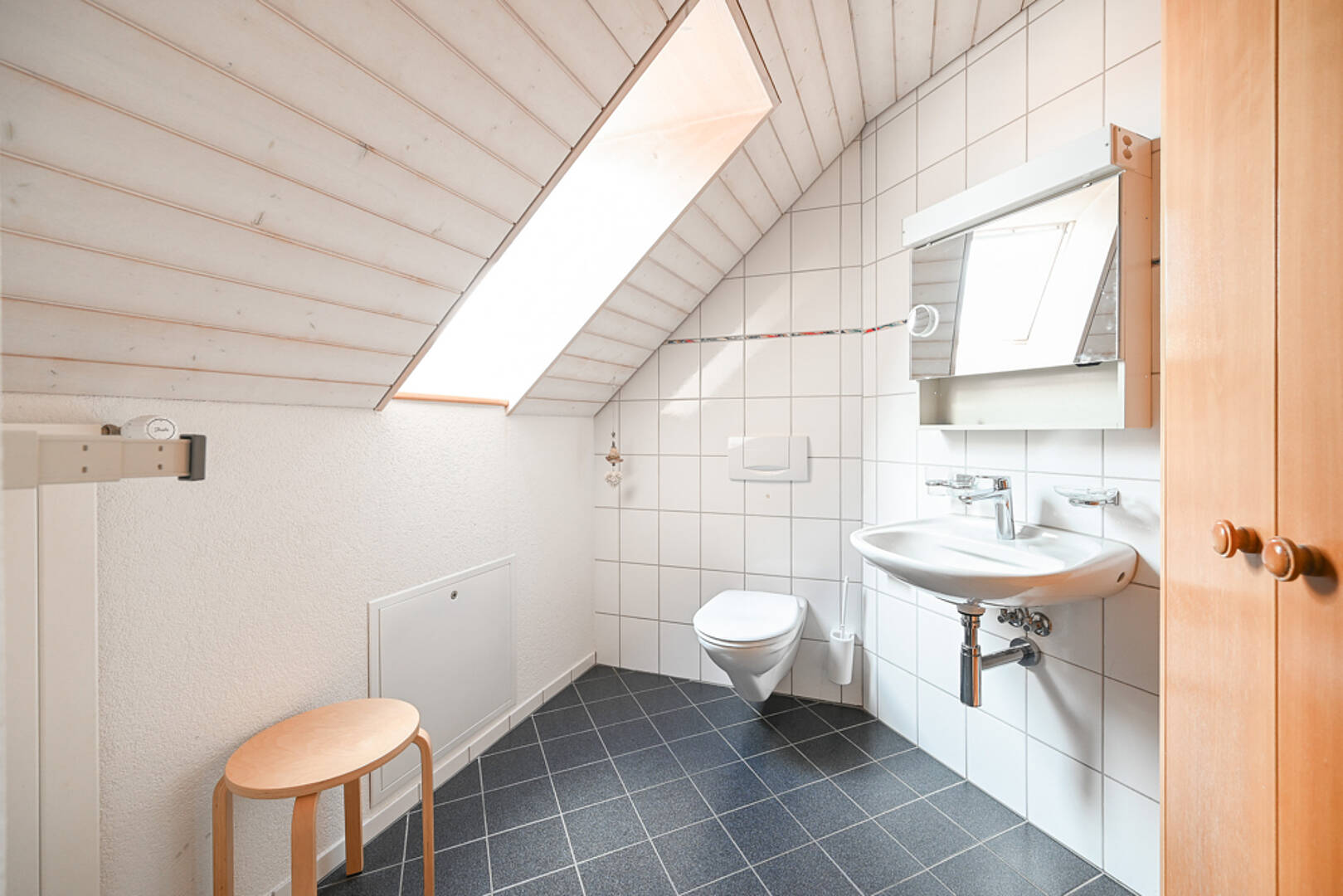 Kleines Dachgeschoss-WC mit Dachfenster